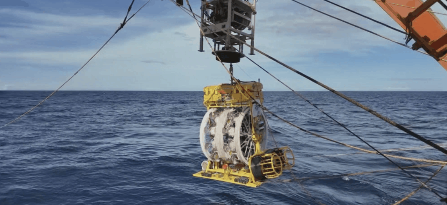 我国深海中微子探测技术取得重大进展——柔性潜标精密布放装置“蜘蛛系统”成功完成海试